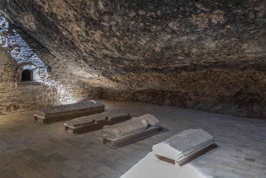 Huesca - real monasterio de San Juan de la Peña 14 - Panteón de Nobles.jpg